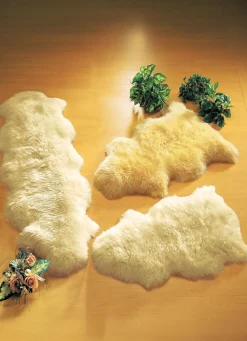 Discount BADER Bettumrandung aus echtem Lammfell in Tierform BEIGE