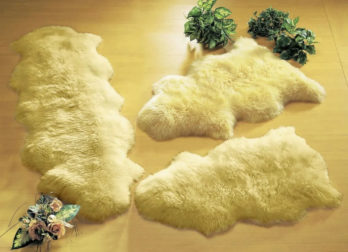 Discount BADER Bettumrandung aus echtem Lammfell in Tierform BEIGE