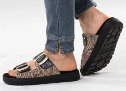 Hot CAPRICE , trendige Damen-Pantoletten, Weite G, mit herausnehmbarem Fußbett SCHWARZ-SAND