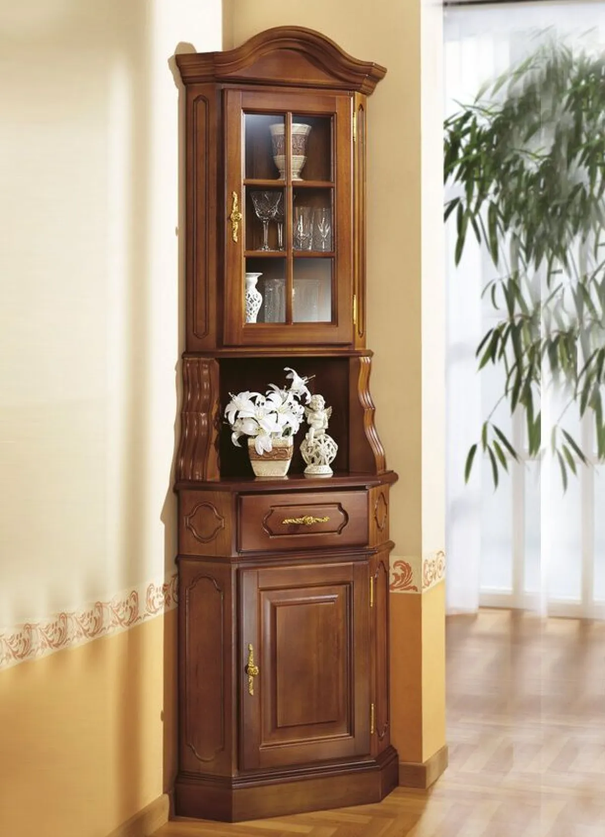 Hot BADER Eckvitrine mit eleganten, goldfarbenen Metallgriffen NUSSBAUM