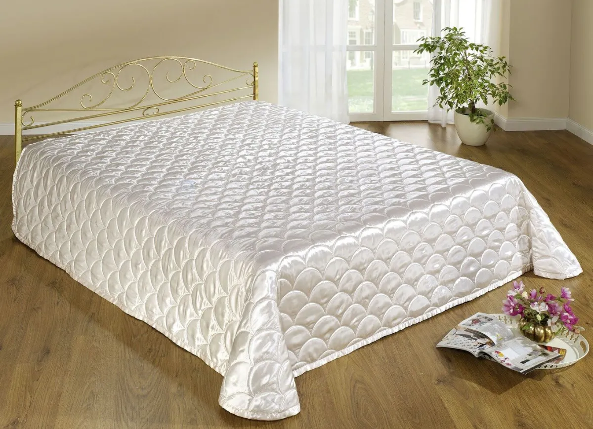 New BADER Edel glänzende Tagesdecke und Kissenbezüge mit Steppung in Muscheloptik CREME