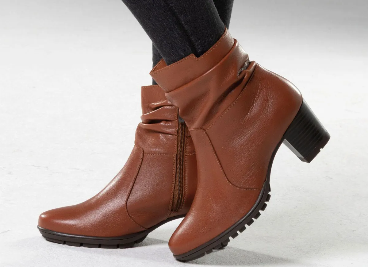 Best BADER ELENA EDEN, modische Damen-Stiefeletten, Weite G, mit herausnehmbarem Fußbett COGNAC