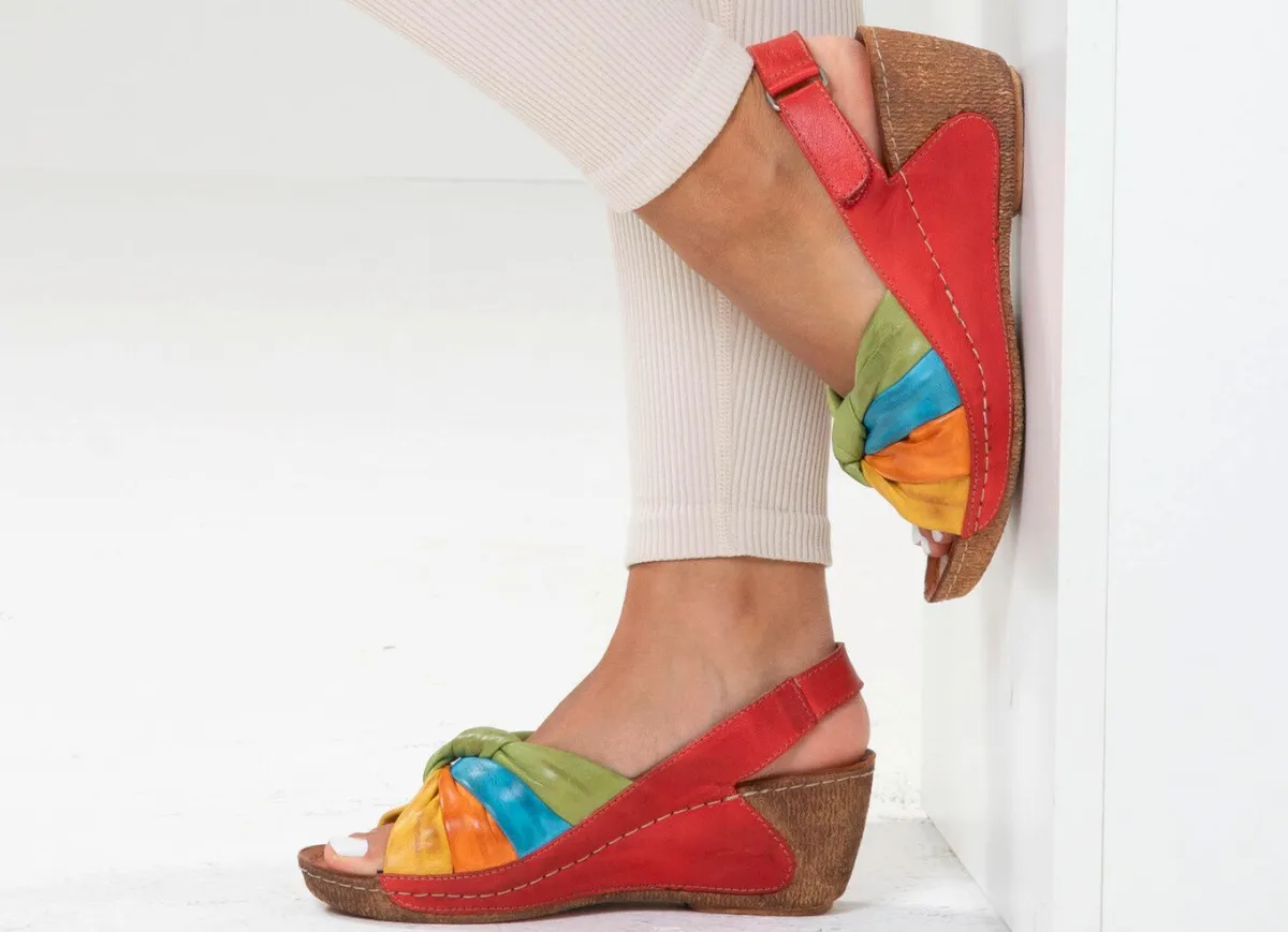 Hot Gemini , trendige Damen-Sandaletten, Weite G, mit verstellbarer Klettspange ROT-BUNT