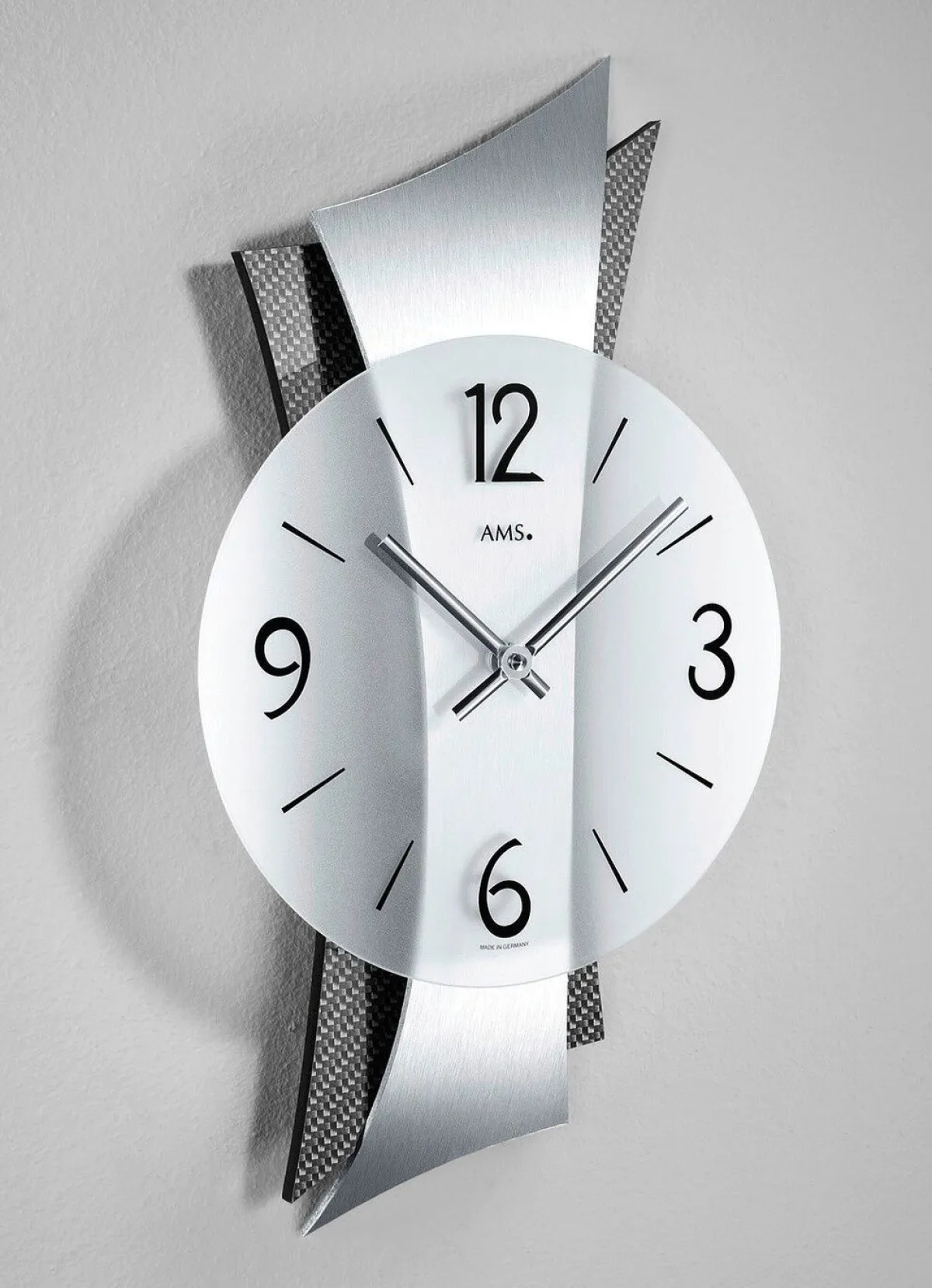 BADER Hochwertige Wanduhr aus Messing mit geschwungener Rückwand SILBER