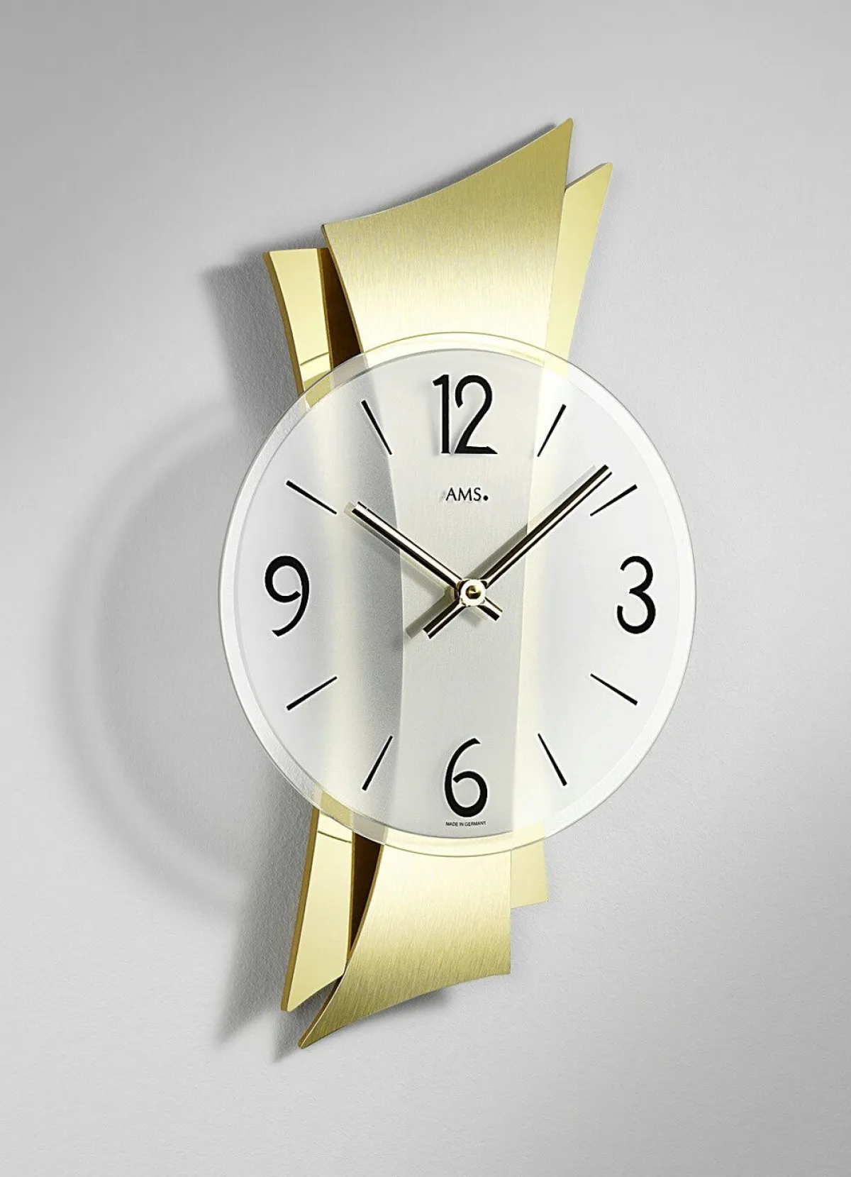 BADER Hochwertige Wanduhr aus Messing mit geschwungener Rückwand GOLD