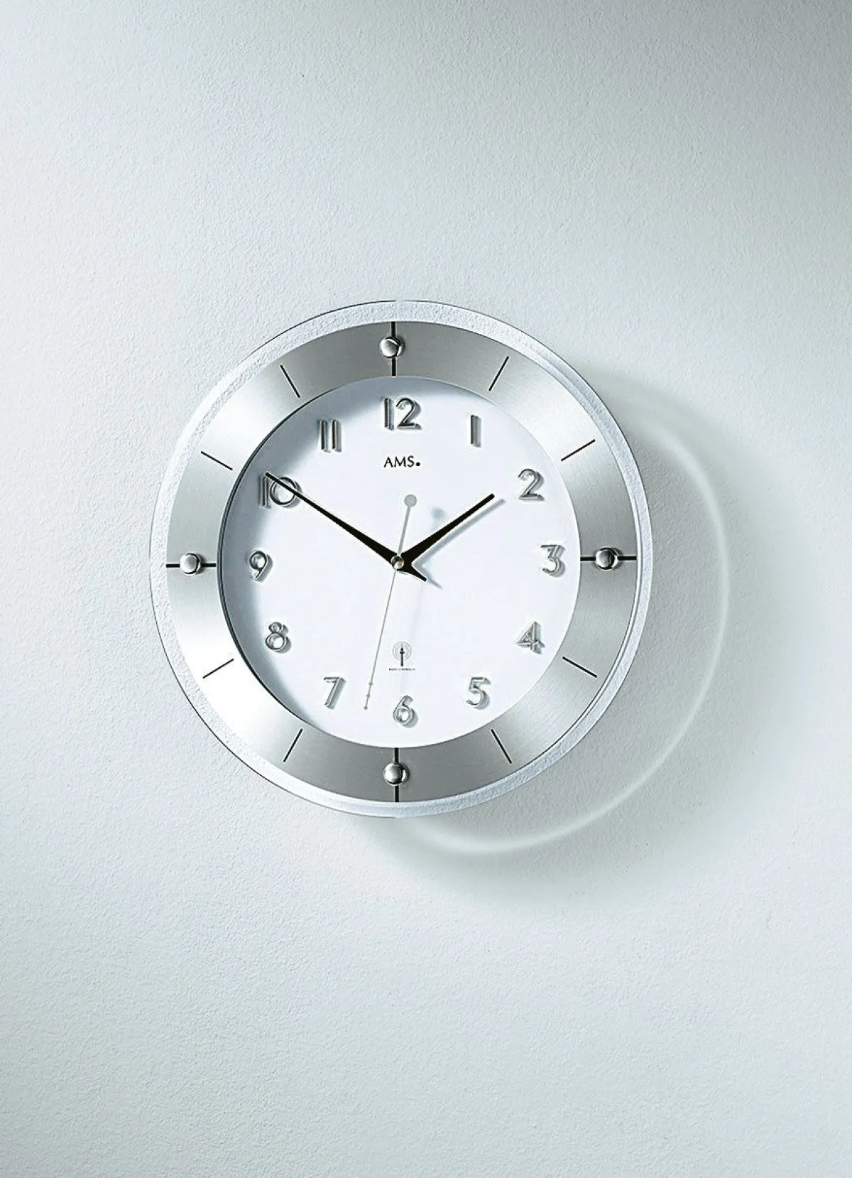 BADER Hochwertige Wanduhr von AMS, aus facettiertem Mineralglas SILBER