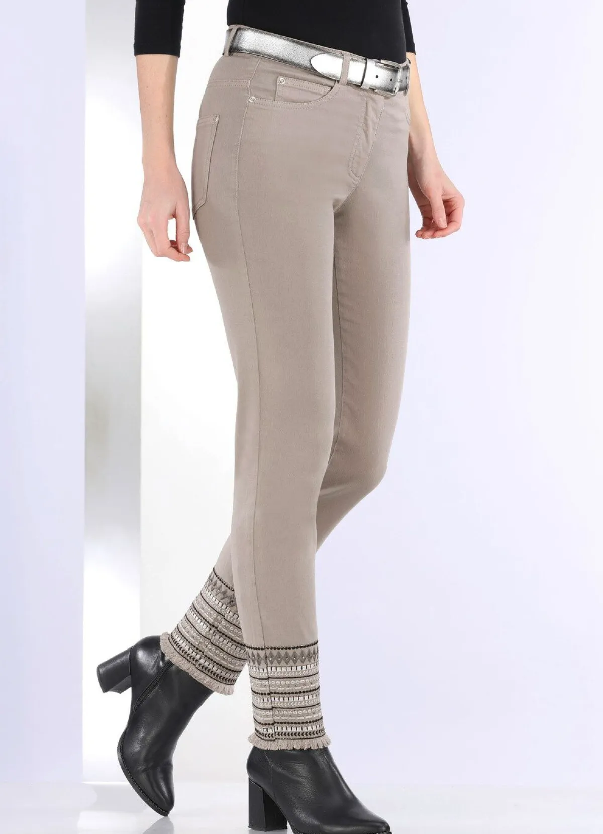 Hot BADER Hose mit aufwendiger Stickerei im Ethno-Stil GRAU