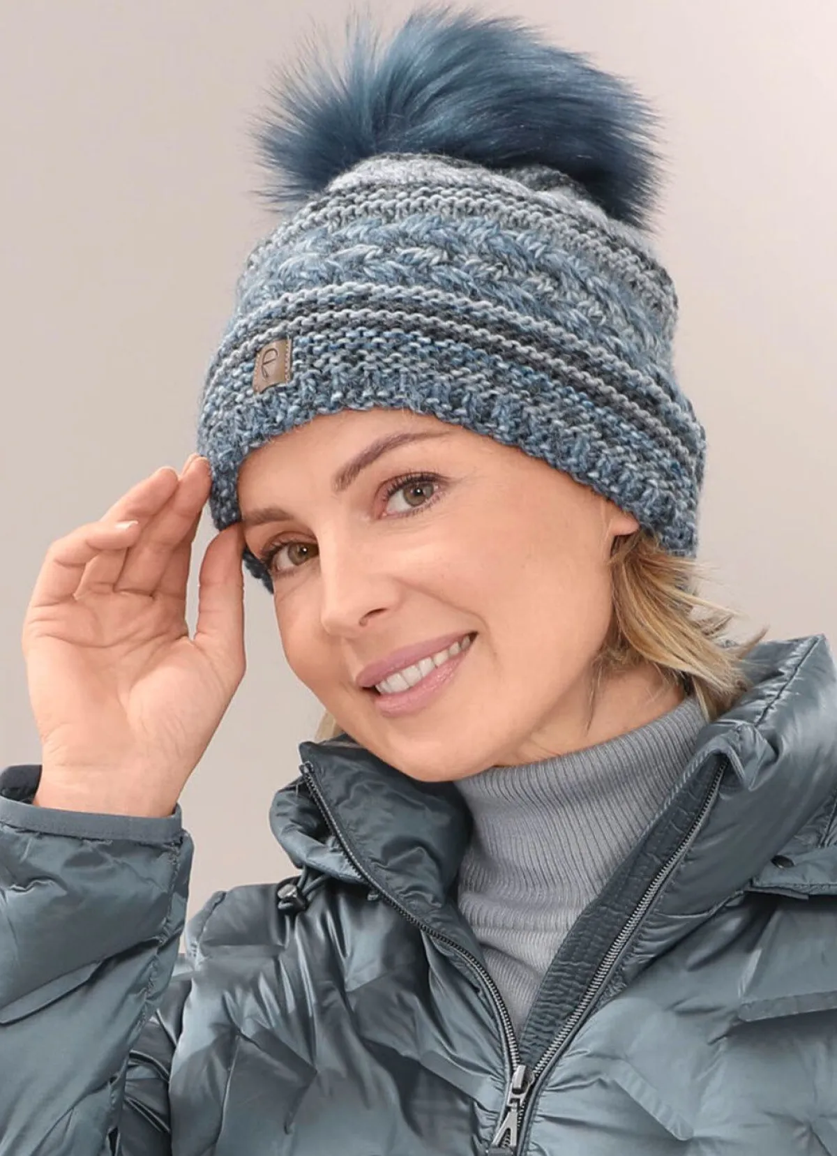 BADER Interessante Damen-Mütze, mit Bommel BLAU