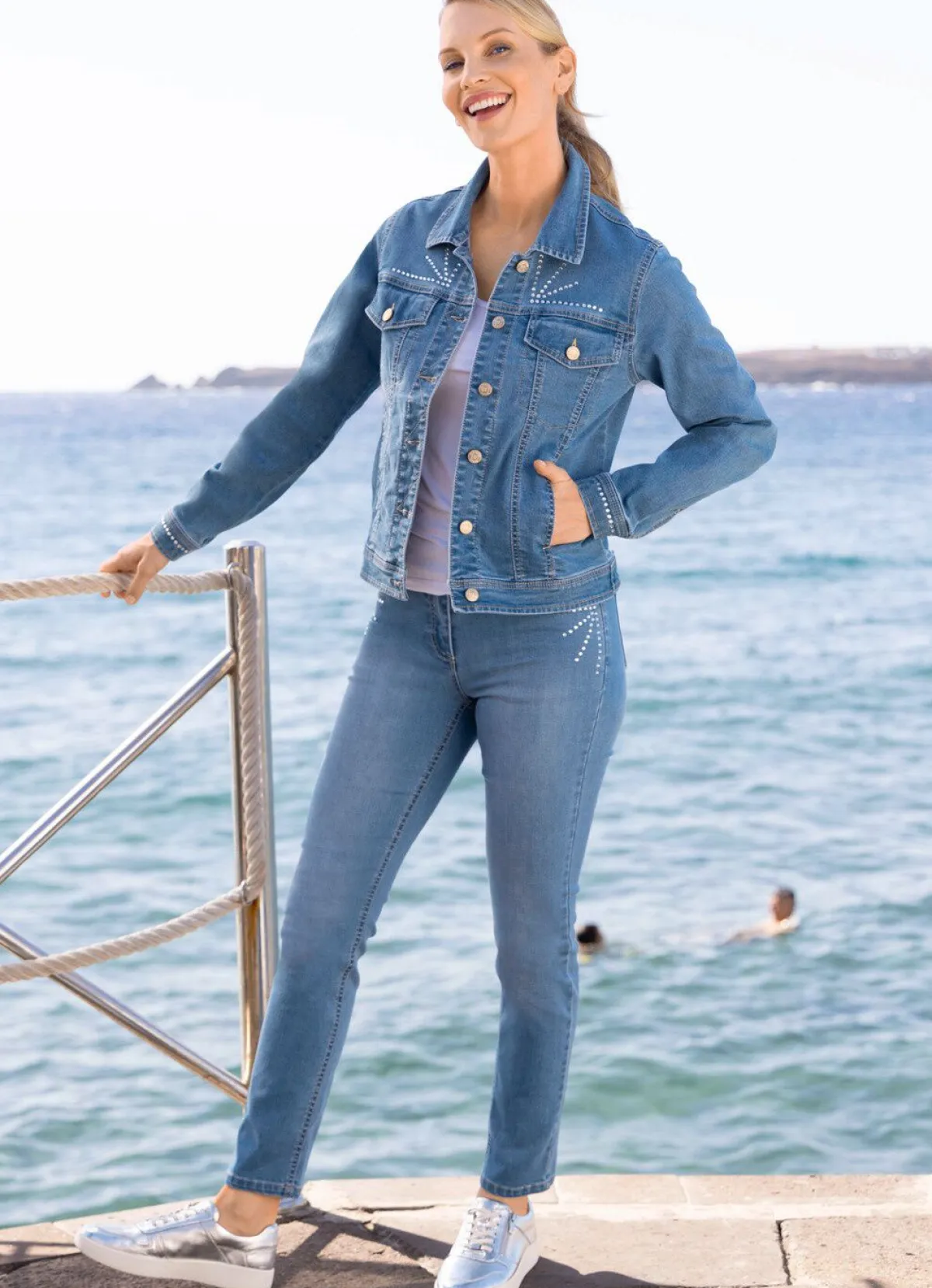 Online BADER Jeans mit extravaganter Strasszier HELLBLAU