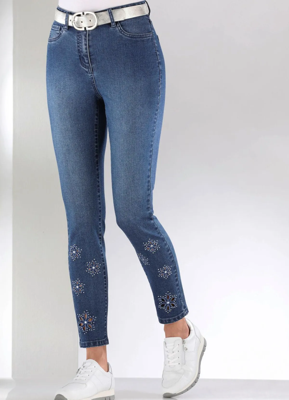 Discount BADER Jeans mit floralen Lochstickereien und Strasssteinchen JEANSBLAU