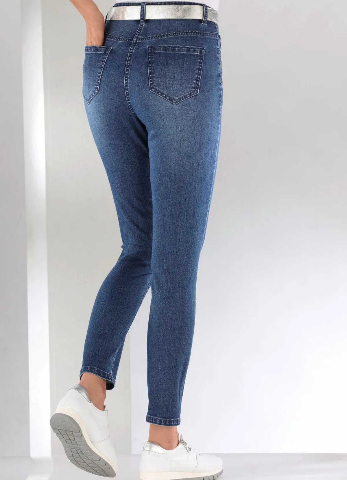 Discount BADER Jeans mit floralen Lochstickereien und Strasssteinchen JEANSBLAU