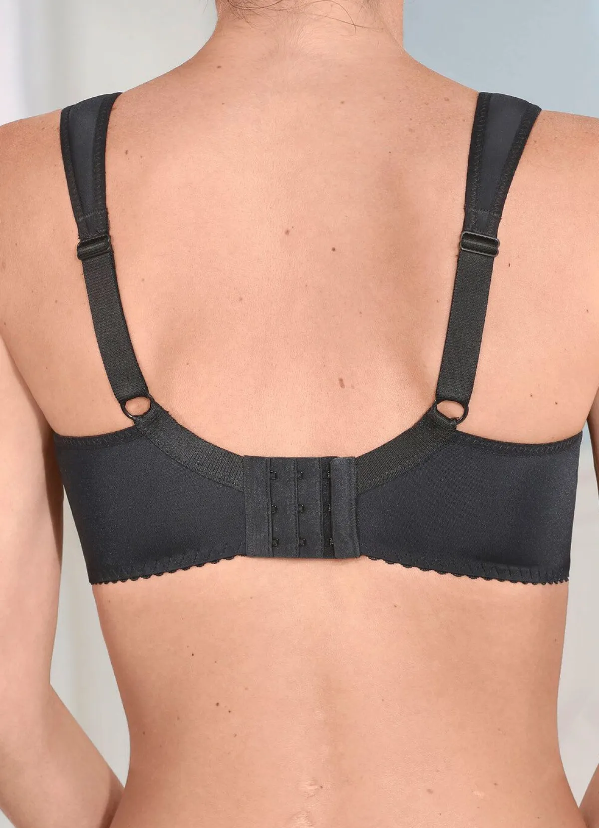 Outlet LAURINA BH mit elastischen Tülleinsätzen SCHWARZ