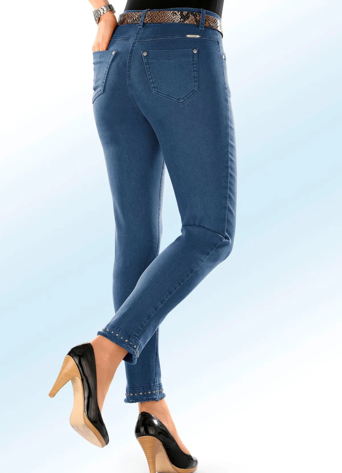 New BADER Magic-Jeans mit toller Nietenzier sowie angesagtem Fransensaum JEANSBLAU