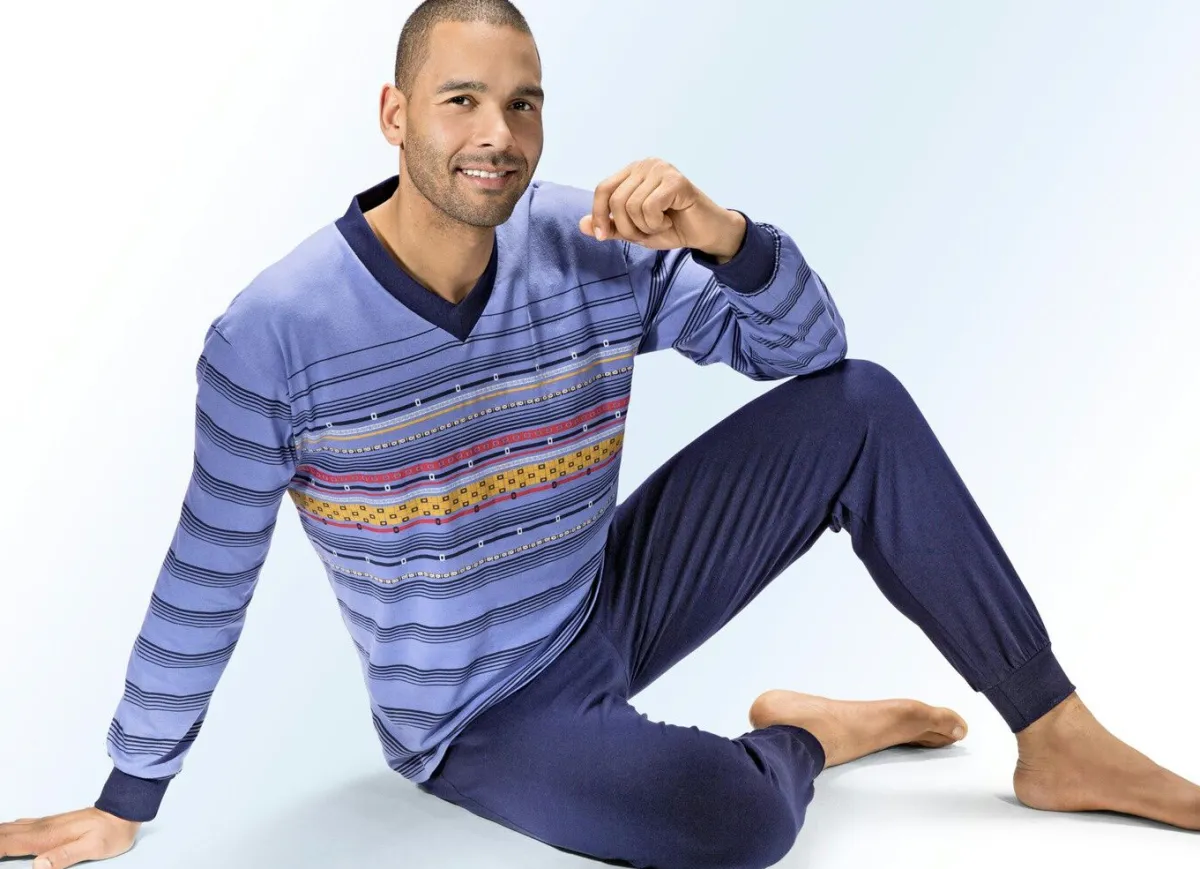 Discount BADER Schlafanzug mit V-Ausschnitt, Bündchenabschüssen und platziertem Druckdessin JEANSBLAU-BUNT
