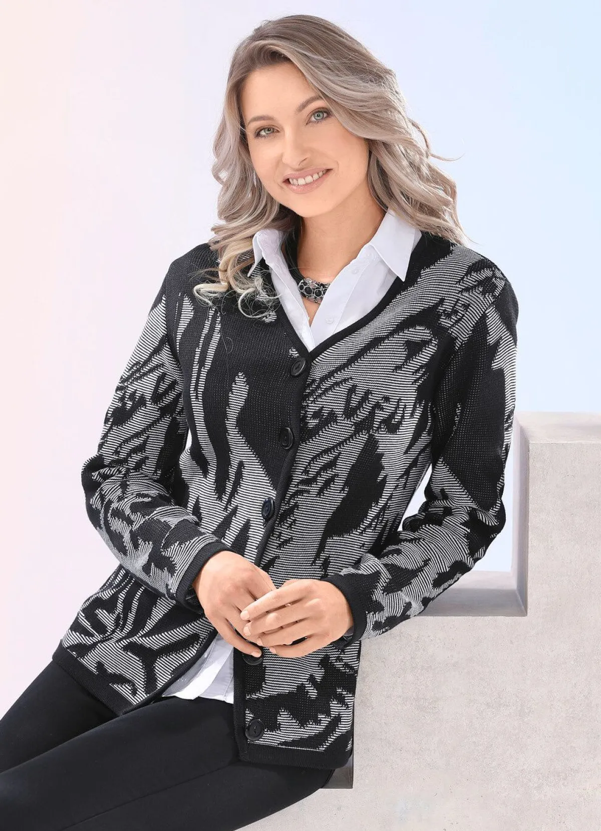 Sale BADER Strickjacke in grafischer Optik mit platischem Effekt SCHWARZ-WEISS