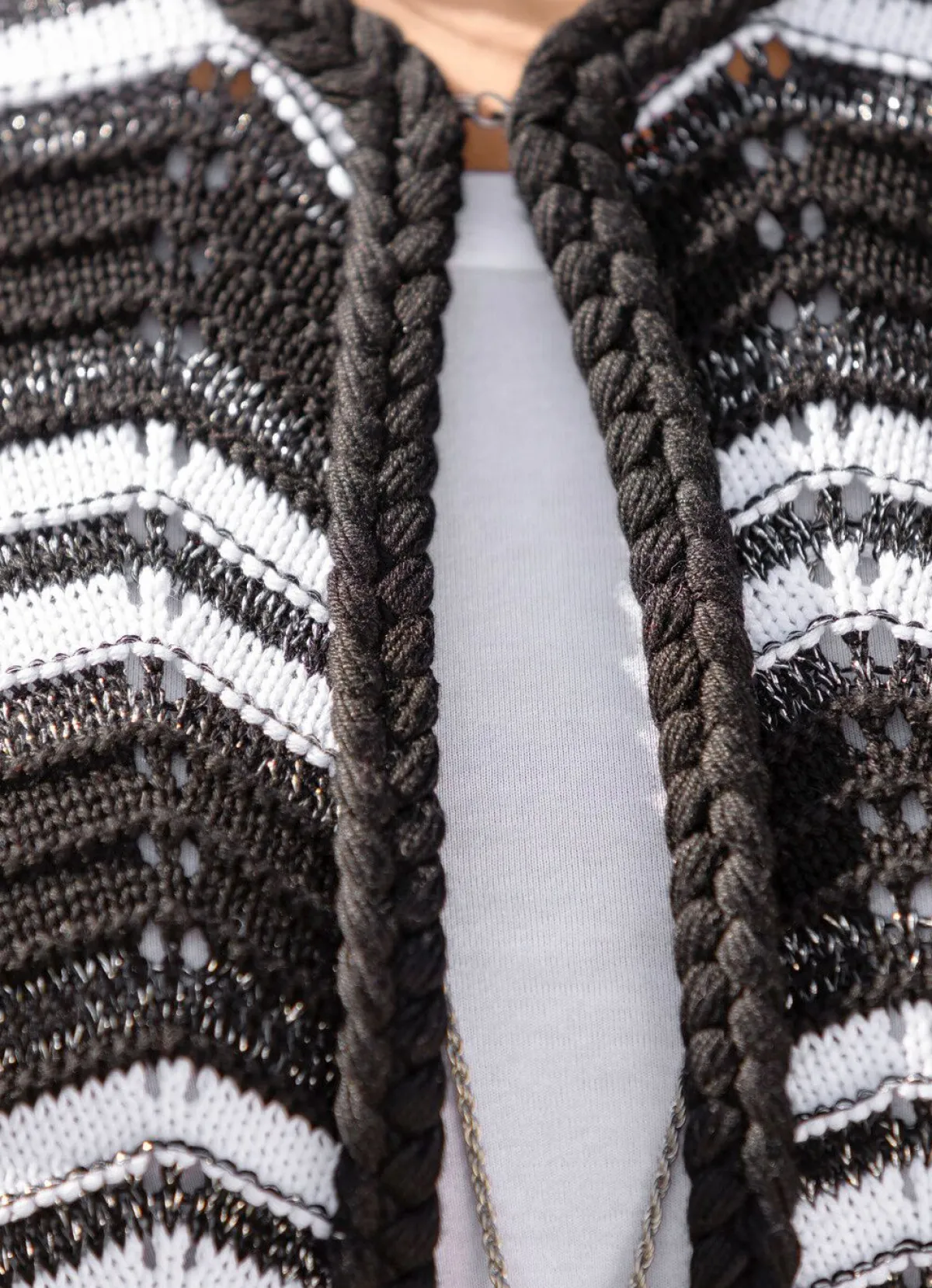 New BADER Strickjacke mit geflochtener Blende SCHWARZ-WEISS-SILBERFARBEN