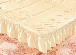 Hot BADER Tagesdecke mit Volantabschluss CREME