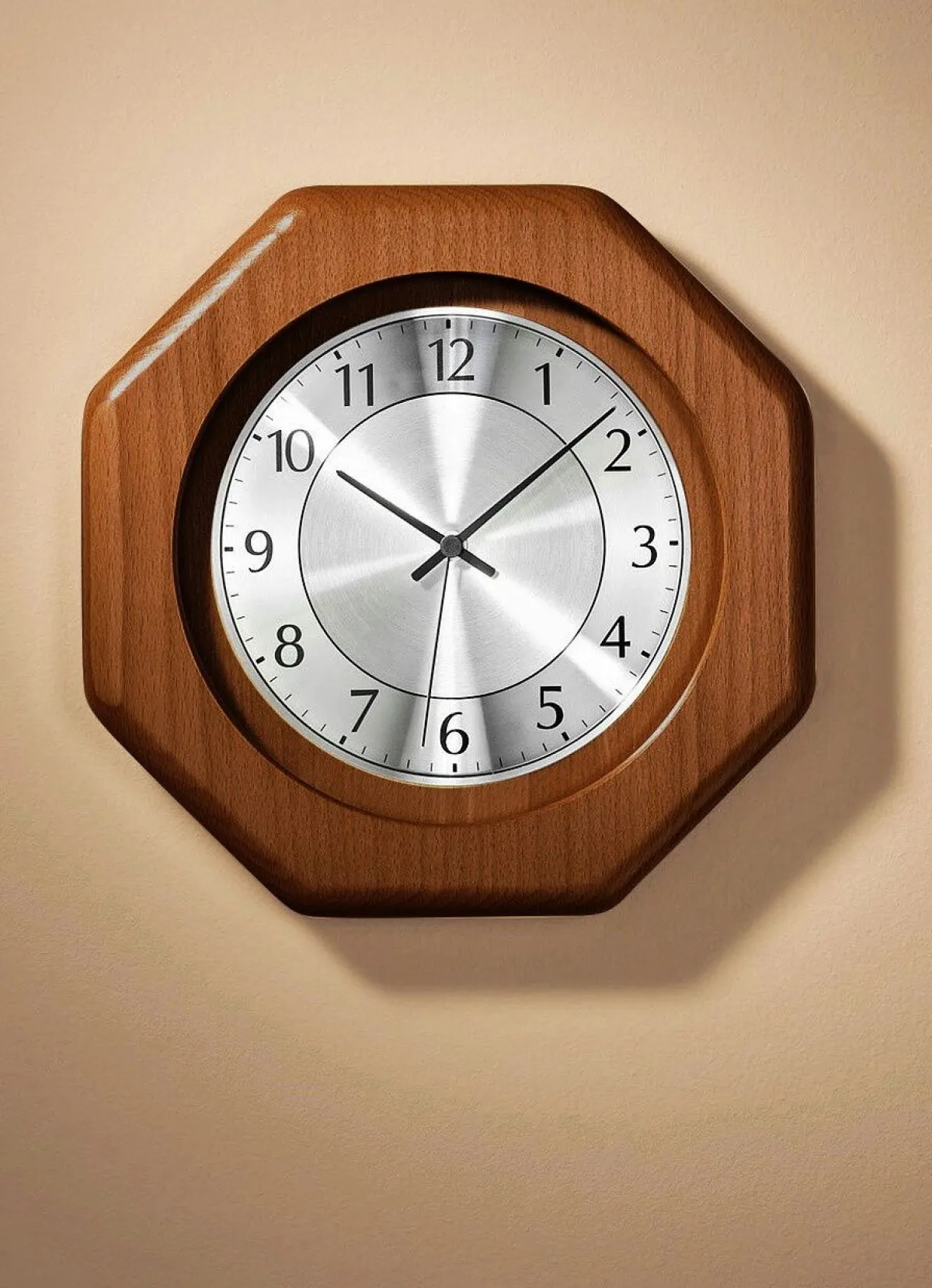 Clearance BADER Wanduhr mit Funkwerk NUSSBAUM